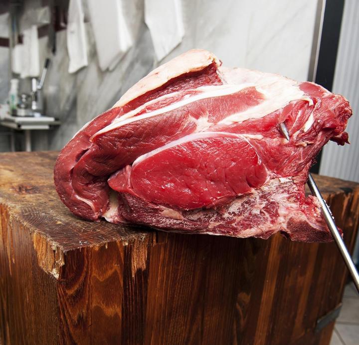 Un choix variée de viandes de porc.
